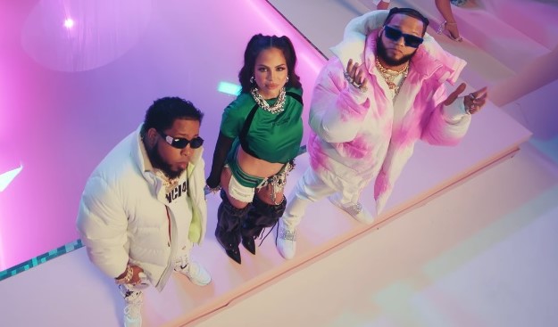 natti-natasha-el-alfa-e-chimbala-tengono-alta-la-bandiera-della-repubblica-dominicana-che-sventolano-con-wow-bb