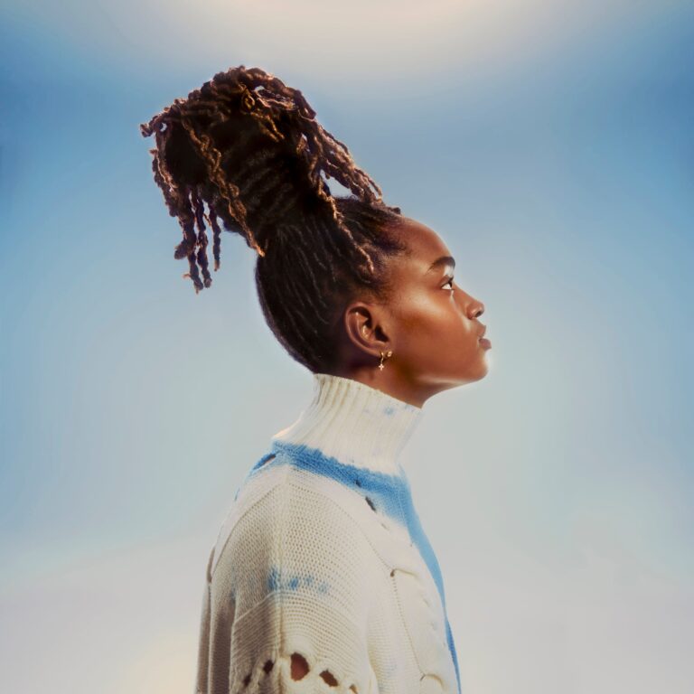 koffee-canaliza-una-energia-positiva-en-su-album-debut-gifted