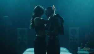 rauw-alejandro-si-e-messo-in-mostra-ai-cfda-fashion-awards-e-ha-affascinato-i-follower-nel-video-di-diluvio