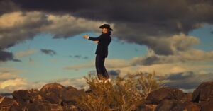 maluma-desfila-en-paris-y-nos-intriga-con-el-video-musical-de-contrato