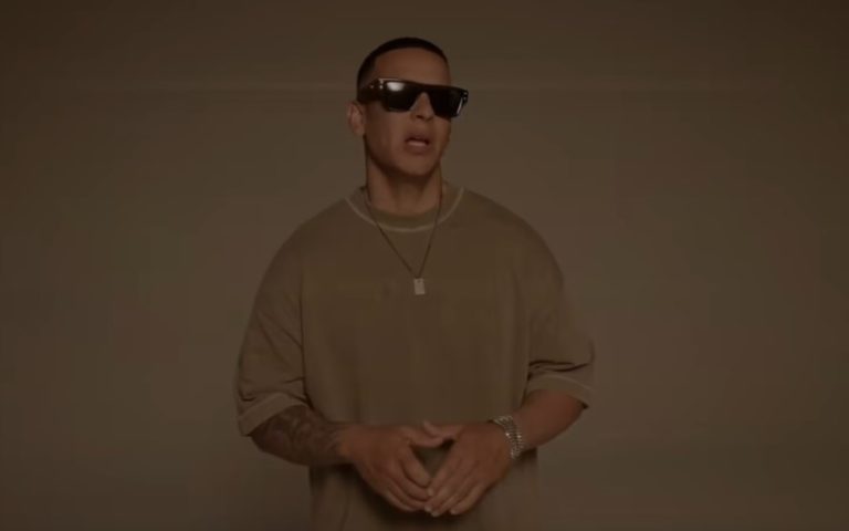 daddy-yankee-presento-a-traves-de-sus-perfiles-oficiales-el-visualizer-de-en-el-desierto-expresando-lo-que-realmente-esta-viviendo-ahora