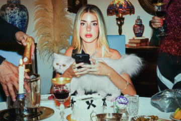 corina-smith-logra-una-cohesion-sonora-intima-y-envolvente-en-su-nuevo-album-menos-triste-mas-mami