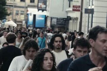 clarent-revela-su-album-debut-no-pasa-nada-hombre-comunicando-un-mensaje-de-autenticidad-y-calma-frente-a-las-dificultades